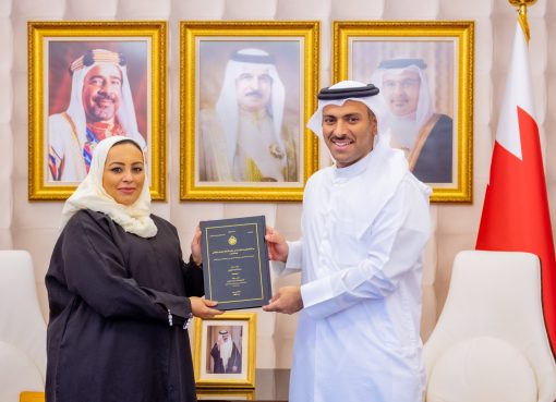 وزير الإعلام يتسلم نسخة من رسالة الماجستير للباحثة سناء الزياني