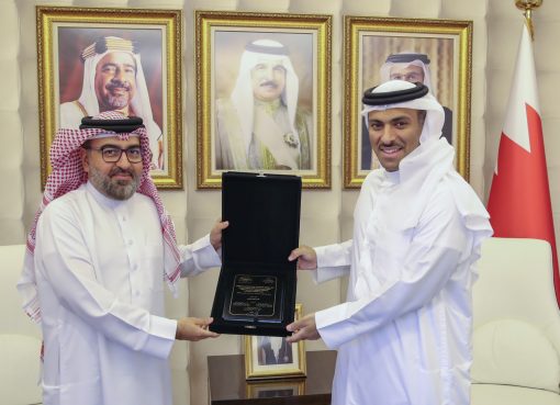 وزير الإعلام يتسلم نسخة من أطروحة الدكتوراة للباحث علي أمين الريس