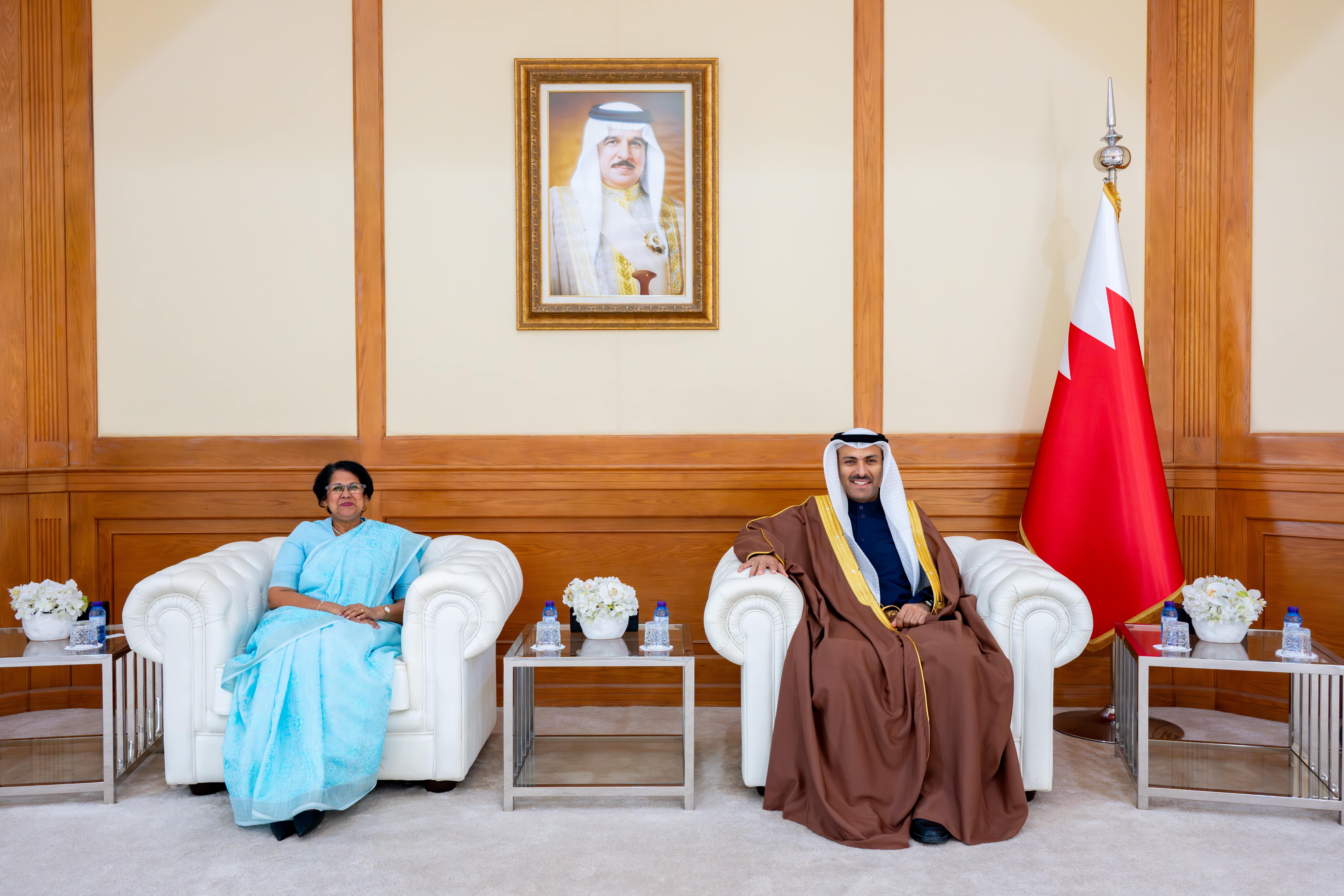 وزير الإعلام يستقبل سفيرة جمهورية سريلانكا الديموقراطية الاشتراكية لدى مملكة البحرين