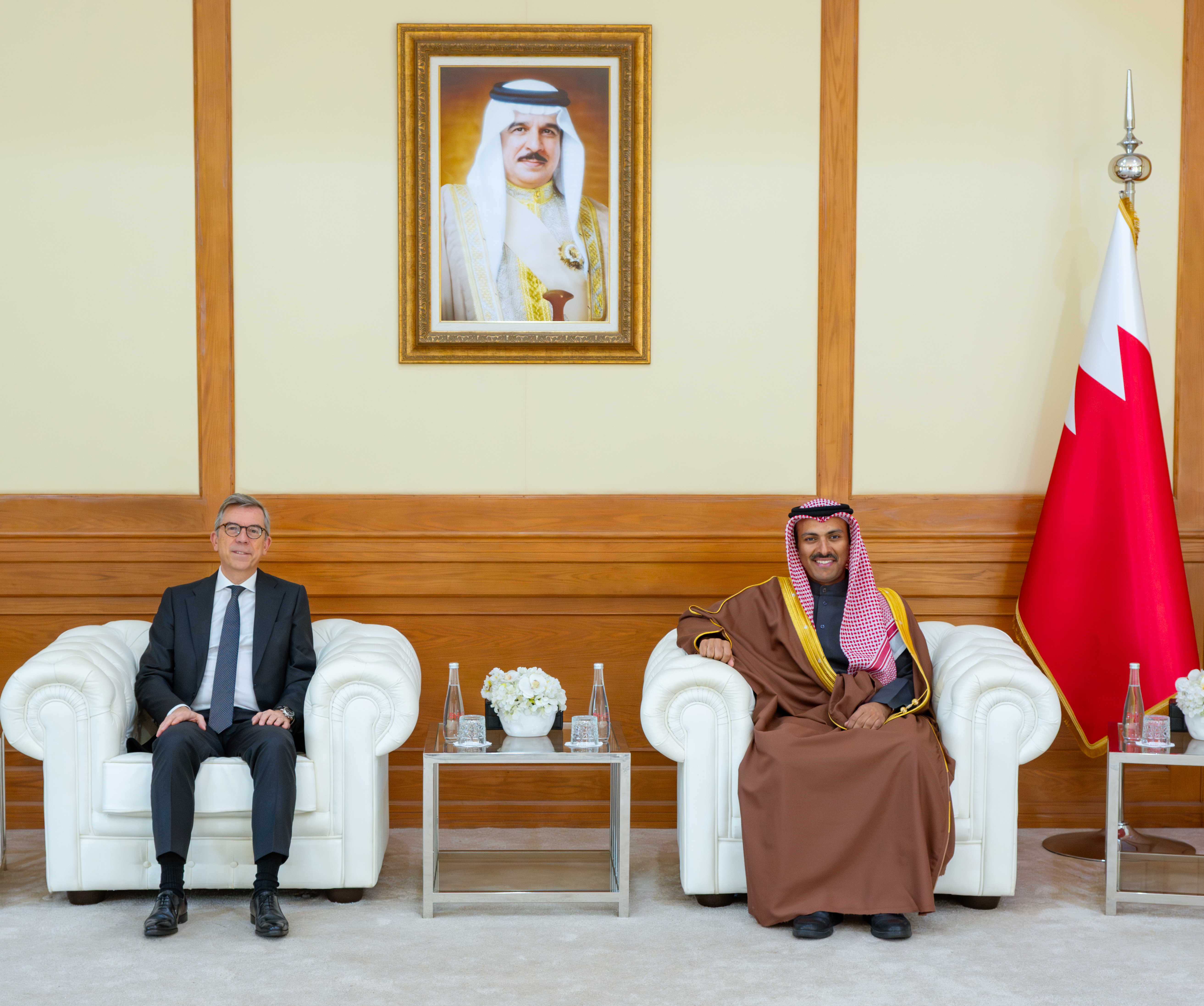 وزير الإعلام يستقبل سفير الجمهورية الفرنسية لدى مملكة البحرين