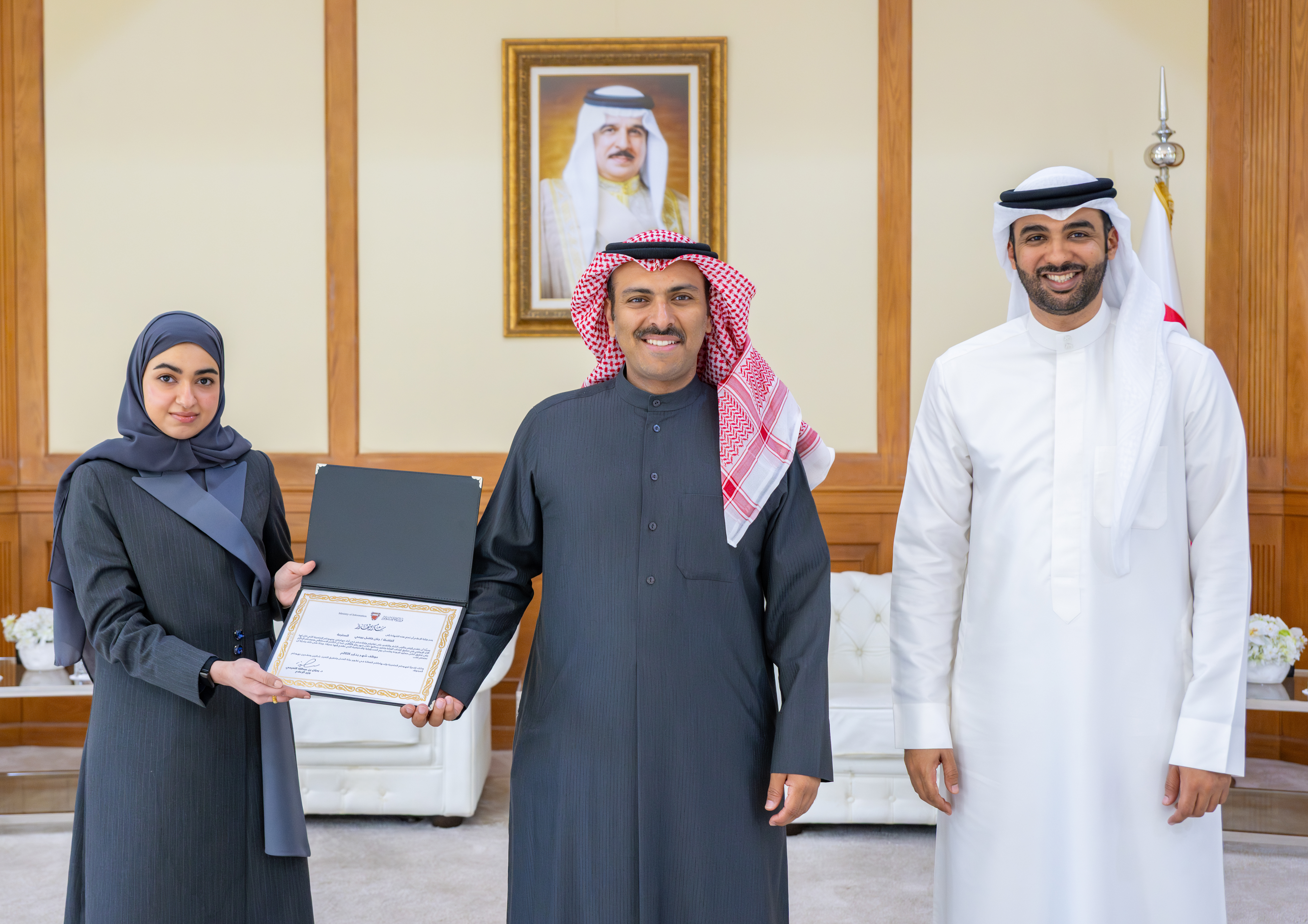 وزير الإعلام يكرم موظف الشهر في الوزارة جنان فاضل بيرمي