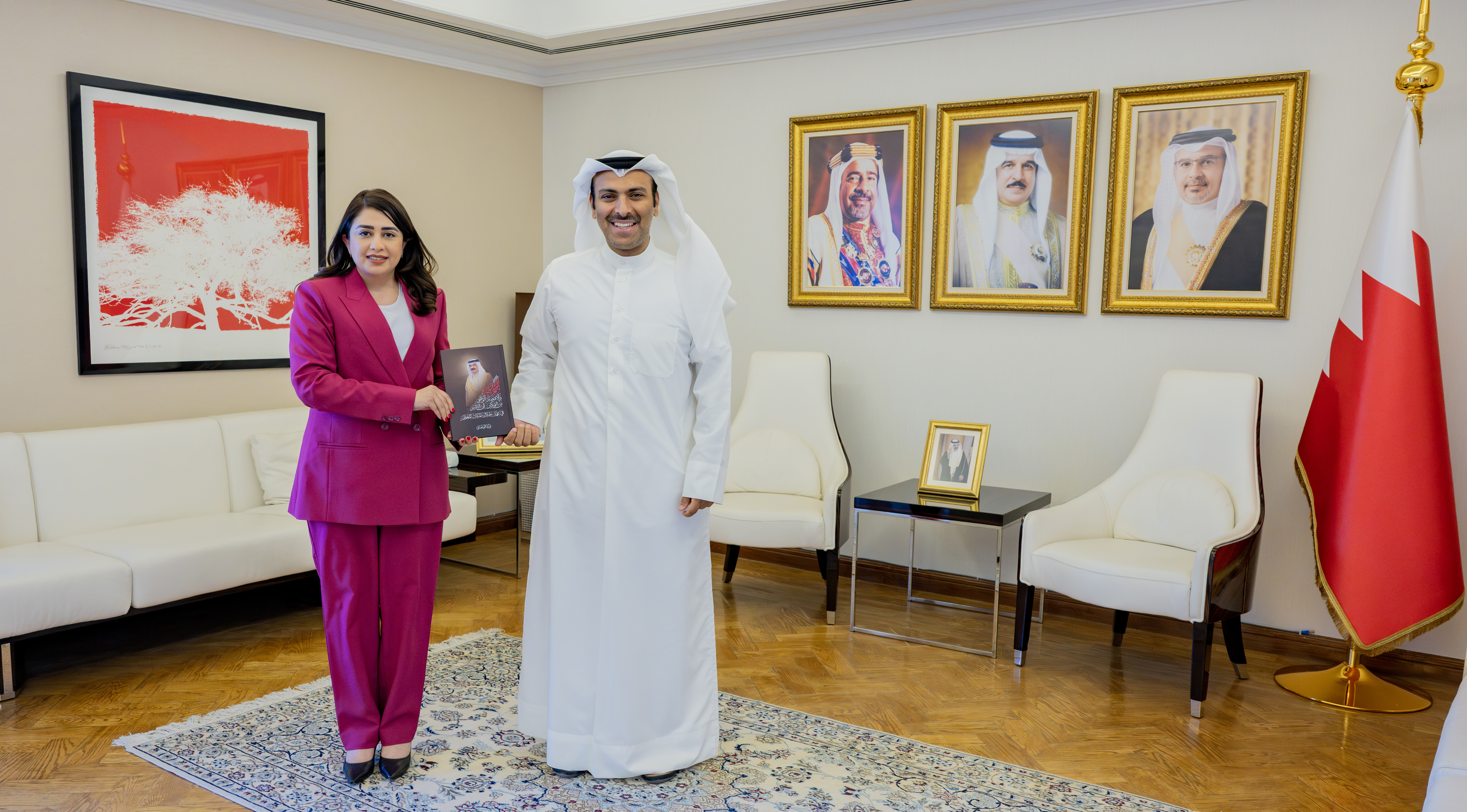 وزير الإعلام يستقبل الكاتبة نورة الفيحاني ويتسلم نسخة من كتابها “المرأة البحرينية والاقتصاد الوطني: من التمكين إلى التأثير في عهد جلالة الملك المعظم”